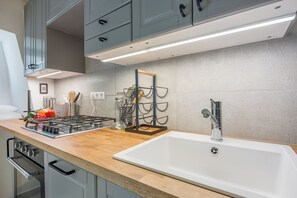 Kühlschrank, Mikrowelle, Ofen, Herdplatte