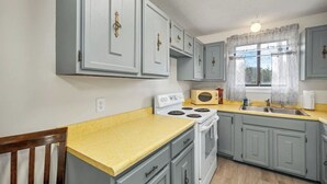 Coffee/tea maker, fridge, microwave, oven - Condo Ideal location. Ski, Shop, Hike. (Conway)