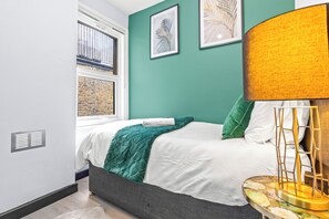 Iron/ironing board, Internet, bed sheets - Stylish 3BR Flat Near Putney Bridge Station (London)