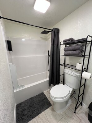 Shower, hair dryer, towels, soap - Cozy 1-bedroom completely private guest house in Fresno with refreshing AC (Fresno)
