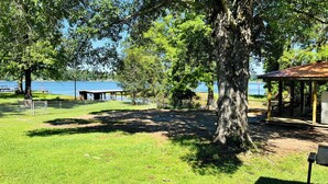 Un parc doté d’un belvédère, de tables de pique-nique et offrant une vue sur un lac.