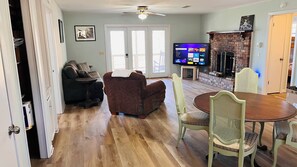 Interior - Waterfront 3-bedroom house in tranquil Many. Brand new boat dock ready for use (Many)
