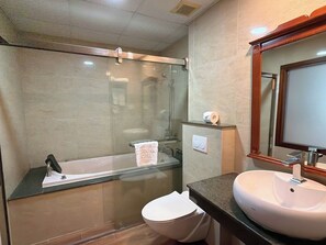 Luxury Room | Bathroom - Son Tung Hotel (Cau Giay)