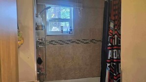 Un bagno con vasca, water e lavandino.