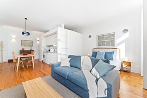 TV - GuestReady - Beautiful studio in Porto's heart (Porto)