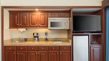 Studio, 2 Queen Beds, Balcony | Private kitchen