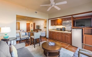 Studio, 2 Queen Beds, Balcony | Living area