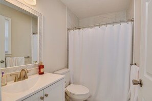 Bathroom - Masters rental home less than 2 miles from the Augusta National Golf Club (Augusta)