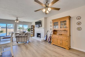 TV, fireplace