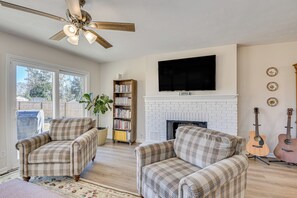 TV, fireplace - Masters rental home less than 2 miles from the Augusta National Golf Club (Augusta)