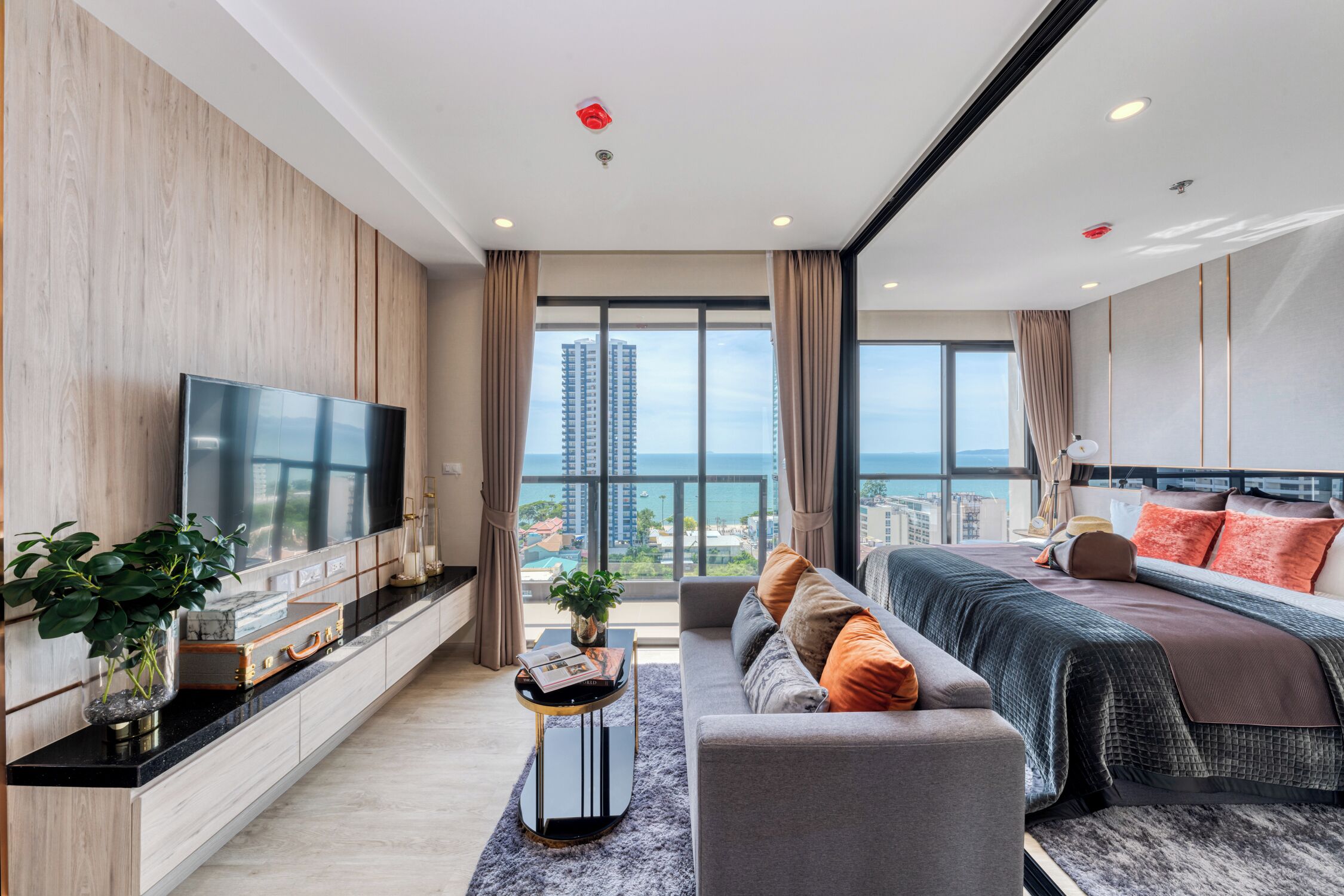 Suite, 1 habitación | Área de sala de estar | Televisión LCD de 43 pulgadas con canales vía satélite y juguetes 