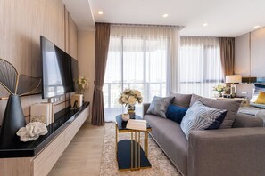 华丽客房, 1 张特大床, 城市景观 | 起居区 | 43-英寸液晶电视 （配备卫星频道）、玩具