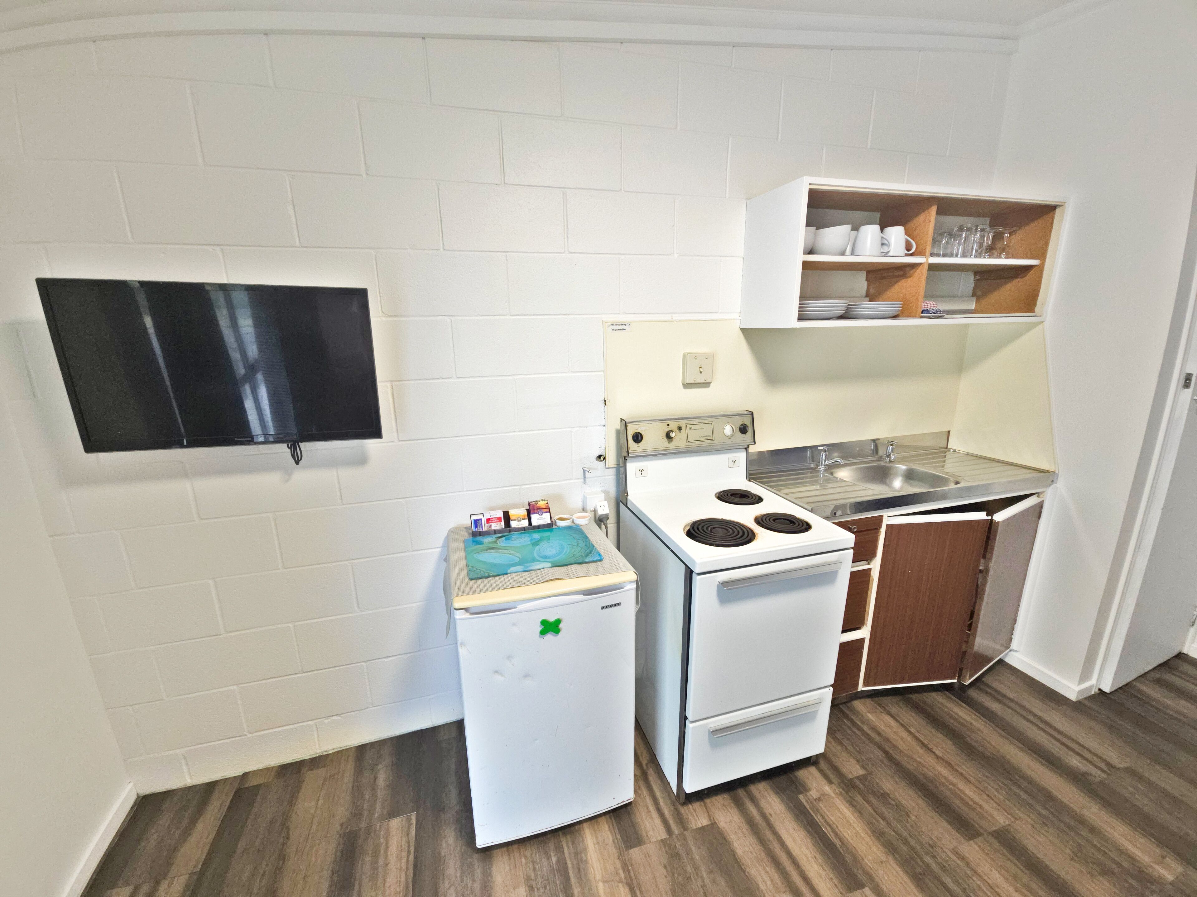Apartamento luxo | Cozinha privada | Frigobar, micro-ondas, talheres/pratos/utensílios de cozinha