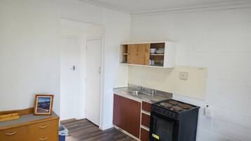 Apartment, Non Smoking, Garden View | Private kitchen