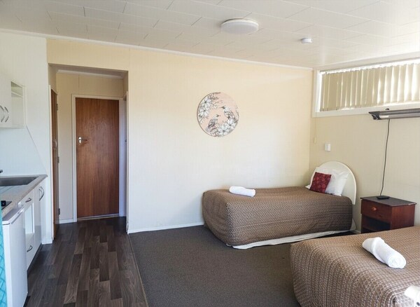 Golden Aura Suites - Stratford