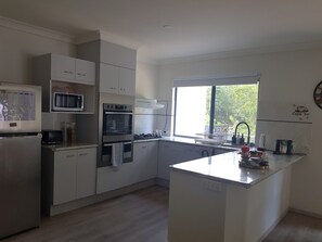 Private kitchen - Jacaranda House - Bushland Escape (Caboolture South)