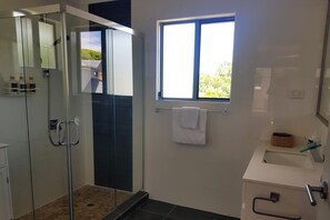 Bathroom - Jacaranda House - Bushland Escape (Caboolture South)