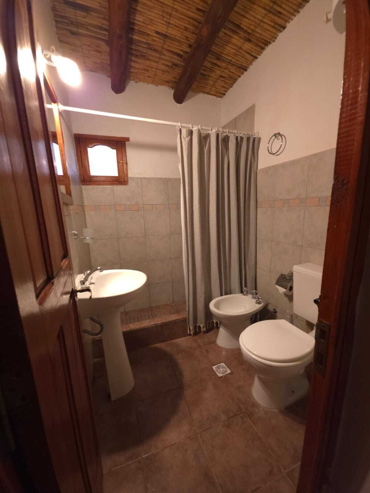 Sèche-cheveux, serviettes fournies, papier toilette
