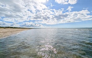 A beach with clear water, a sandy shore, and a partly cloudy sky. - 3 bedroom lovely home in Höganäs (Höganäs)