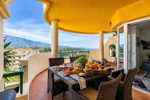 Outdoor dining - Horizon Living Marbella (Marbella)