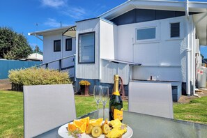 Outdoor dining - Hosts on the Coast Dundas Delight (Whitianga)