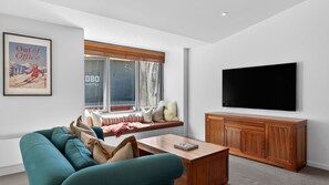 Smart TV - Squatters Run 8: central ski-view stay w/ parking (Thredbo)
