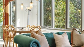 Smart TV - Squatters Run 8: central ski-view stay w/ parking (Thredbo)