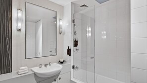 Shower, hair dryer, towels - Squatters Run 8: central ski-view stay w/ parking (Thredbo)