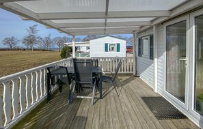 Outdoor dining - Beautiful home in Färjestaden with house sea view (Färjestaden)
