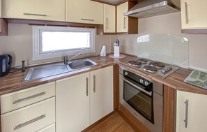 Fridge, microwave, oven, stovetop - 3 bedroom pet friendly home in Färjestaden (Färjestaden)