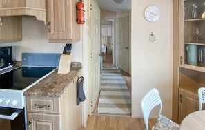 Fridge, microwave, stovetop, coffee/tea maker - 2 bedroom gorgeous home in Färjestaden (Färjestaden)