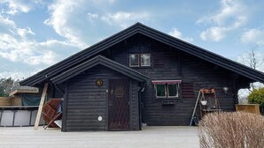A wooden cabin with a gabled roof, a front door, and a small window. - Beautiful home in Strängnäs with sauna (Strängnäs)