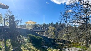 A park with a bridge, a picnic table, and a grassy area. - Beautiful home in Strängnäs with sauna (Strängnäs)