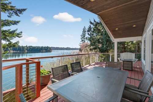 Beautiful lakefront 4 bedroom 3 bath Florence home with private dock