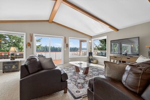 TV - Beautiful lakefront 4 bedroom 3 bath Florence home with private dock (Florence)