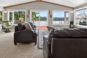 TV - Beautiful lakefront 4 bedroom 3 bath Florence home with private dock (Florence)