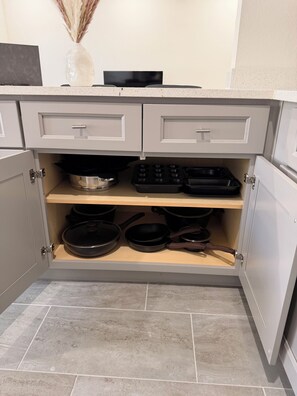 Microwave, oven, stovetop, dishwasher - The Solace Retreat - 3 beds - Near NRG + more (Houston)