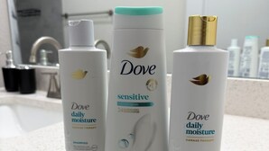 Tres productes de Dove sobre un taulell de bany.