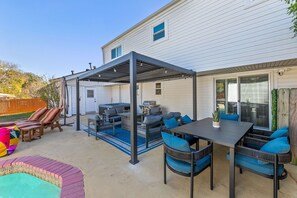 Outdoor dining - Alamo Family Retreat - Pool, Hot Tub, Game Room, Near Airport, Alamo, & Downtown (San Antonio)