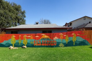 Exterior - Alamo Family Retreat - Pool, Hot Tub, Game Room, Near Airport, Alamo, & Downtown (San Antonio)