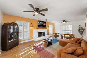Smart TV - Alamo Family Retreat - Pool, Hot Tub, Game Room, Near Airport, Alamo, & Downtown (San Antonio)