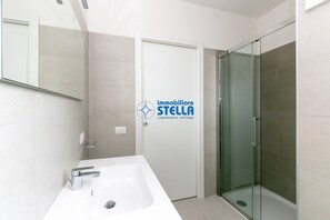 Shower, bidet - Residence Blu Bay -B8 (Lido di Jesolo)