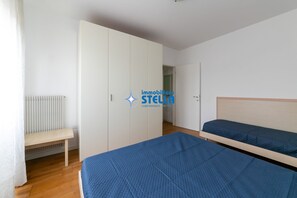 Room - Tiepolo apt. w/beach place + parking (Jesolo)
