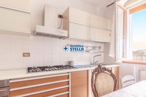 Microwave, cookware/dishes/utensils - Soni apartament *# °250 meters from the sea° (Lido di Jesolo)