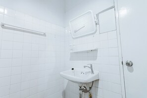 Estudio, balcón | Baño