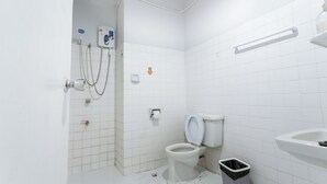 A bathroom with a toilet, a sink, and a shower. - Stay On Maya (Chiang Mai)