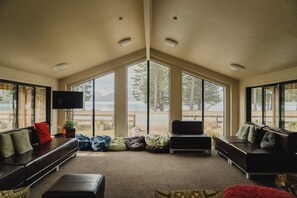 Living area - Lakes Edge Lodge (Lake Tekapo)