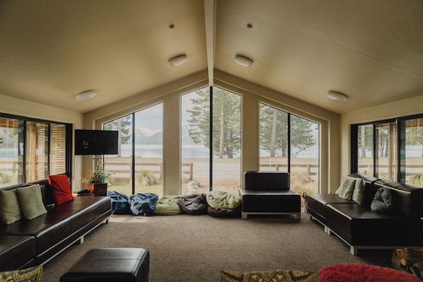 Living area - Lakes Edge Lodge (Lake Tekapo)