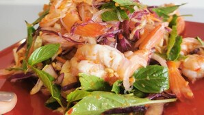 A plate of shrimp salad with greens and red cabbage. - Sovanphum Riverside Hotel (Phnom Penh)