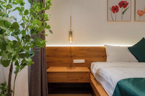 Habitación Deluxe doble, 1 cama de matrimonio grande con sofá cama, no fumadores, bañera | Minibar con artículos gratuitos y escritorio